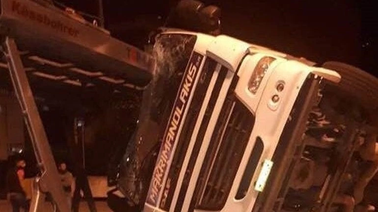 Απίστευτο τροχαίο με νταλίκα στο λιμάνι της Σούδας (εικόνες)